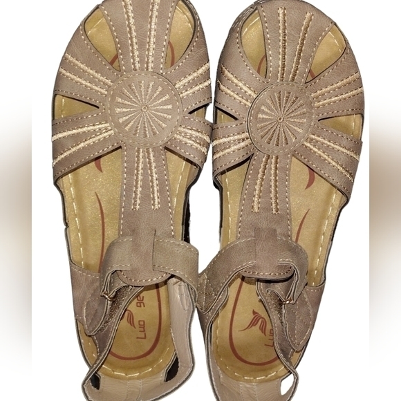luo ge ladies tan sandles size 9.5‎ - Picture 3 of 9